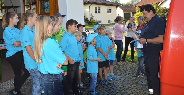 Kommandant Konrad Spreitzer informierte über das Einsatzfahrzeug der FFW Obertrübenbach