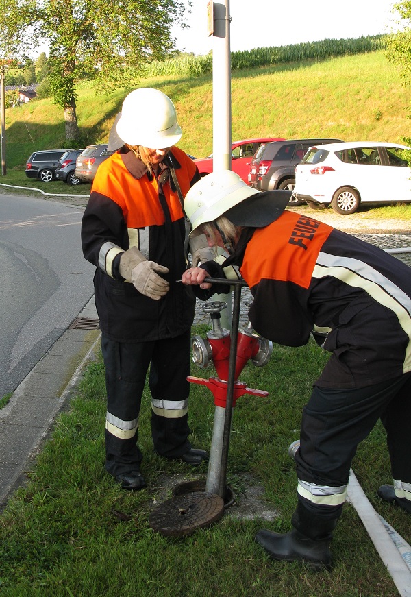 Bild 1: Als Kraftakt erwies sich die Inbetriebnahme des Unterflurhydranten.