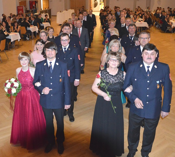 Bild 1: Mit einer Polonaise eröffneten die Mitglieder den Feuerwehrball 2019 in der Rodinger Stadthalle Bild 1: Mit einer Polonaise eröffneten die Mitglieder den Feuerwehrball 2019 in der Rodinger Stadthalle