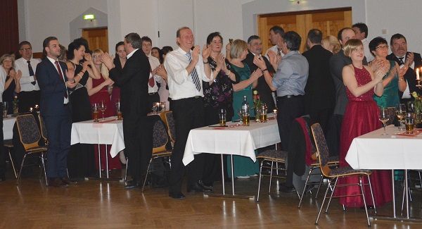 Bild 3: Durchwegs gute Stimmung herrschte beim Feuerwehrball der FFW Obertrübenbach Bild 3: Durchwegs gute Stimmung herrschte beim Feuerwehrball der FFW Obertrübenbach