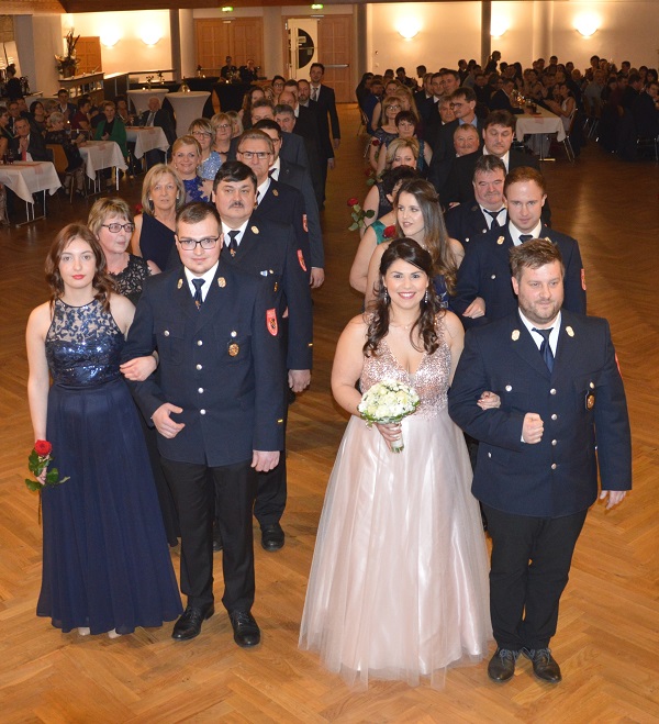 Bild 2: Mit einer Polonaise eröffneten die Mitglieder den Feuerwehrball 2020 in der Rodinger Stadthalle Bild 2: Mit einer Polonaise eröffneten die Mitglieder den Feuerwehrball 2020 in der Rodinger Stadthalle