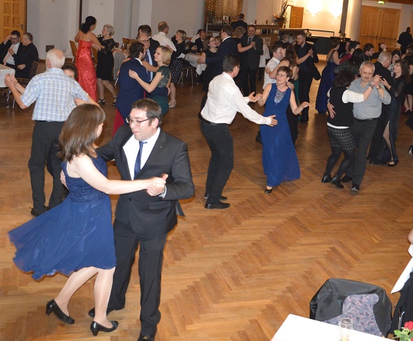 Die Besucher tanzten fleißig am Feuerwehrball der FFW Obertrübenbach Die Besucher tanzten fleißig am Feuerwehrball der FFW Obertrübenbach