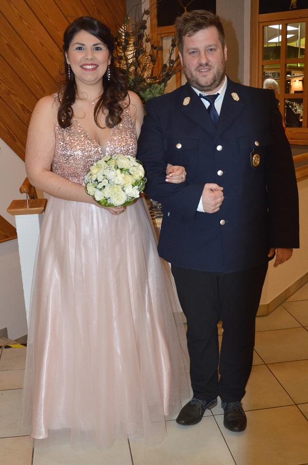 Bild 3: Stellvertretender Vorstand Matthias Schmidbauer und Ballkönigin Andrea Lang freuten sich über den gelungenen Feuerwehrball 2020 Bild 3: Stellvertretender Vorstand Matthias Schmidbauer und Ballkönigin Andrea Lang freuten sich über den gelungenen Feuerwehrball 2020