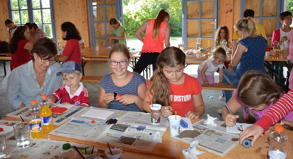 Bild 1: Einen unterhaltsamen Nachmittag erlebten die Kinder beim Basteln von Traumfängern und 3-D-Bildern Bild 1: Einen unterhaltsamen Nachmittag erlebten die Kinder beim Basteln von Traumfängern und 3-D-Bildern