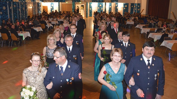 Mit einer Polonaise eröffneten die Mitglieder der FFW Obertrübenbach den Feuerwehrball in der Stadthalle Roding