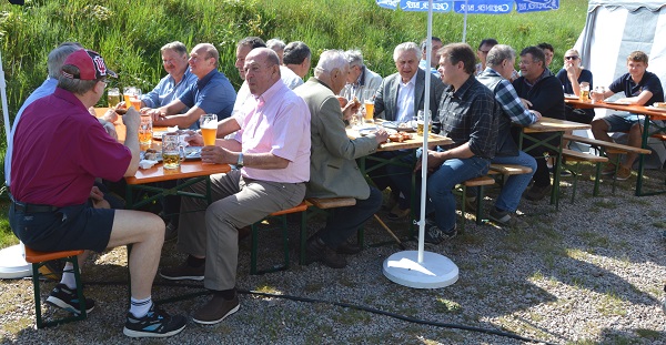 Bild 2 und 3: Viele Besucher fanden am Bild 2 und 3: Viele Besucher fanden am