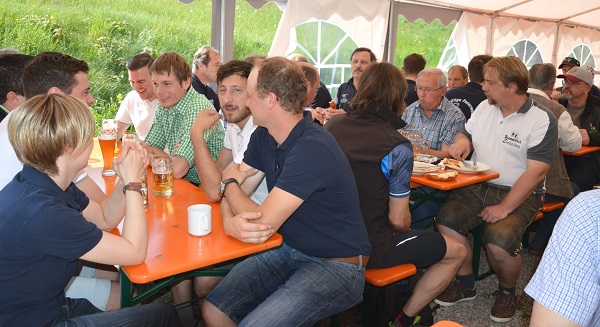 Bild 2 und 3: Viele Besucher fanden am Bild 2 und 3: Viele Besucher fanden am