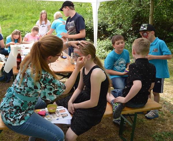 Bild 4: Jugendwartin Elke Premm und Peggy Köhler boten beim Kinderprogramm Bastelvorschläge und Kinderschminken an. Bild 4: Jugendwartin Elke Premm und Peggy Köhler boten beim Kinderprogramm Bastelvorschläge und Kinderschminken an.