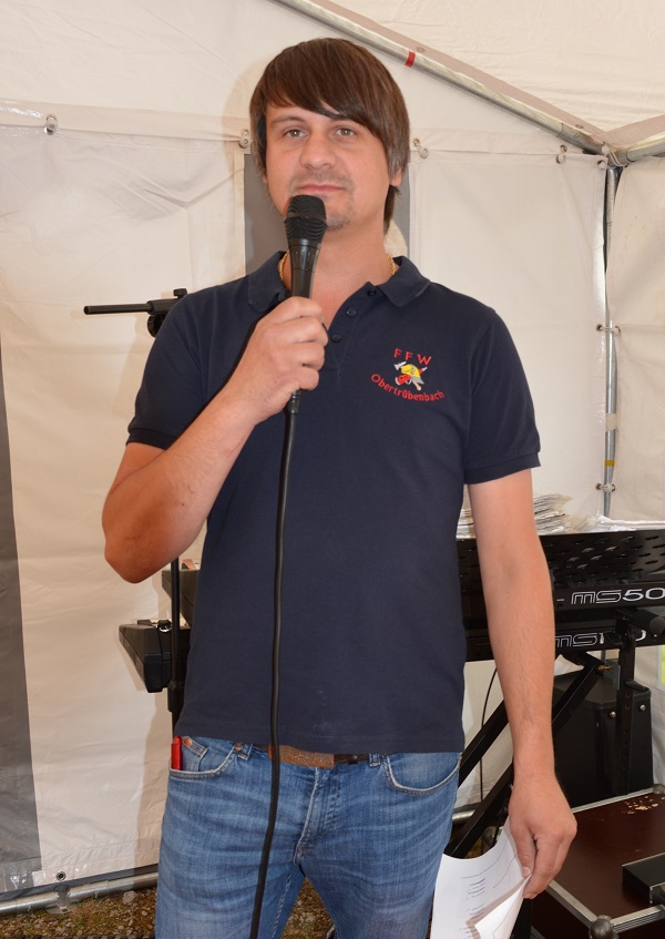Bild 1: Vorstand Daniel Wengler freute sich über den zahlreichen Besuch und hieß die Gäste beim Floriansfest der FFW Obertrübenbach willkommen. Bild 1: Vorstand Daniel Wengler freute sich über den zahlreichen Besuch und hieß die Gäste beim Floriansfest der FFW Obertrübenbach willkommen.