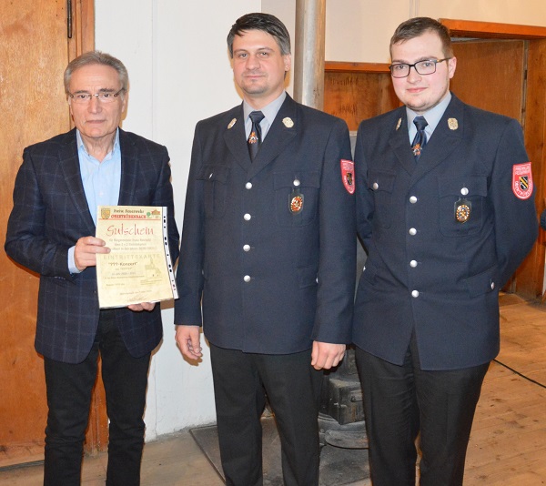 Vorstand Daniel Wengler und Kommandant Alexander Schmid bedankten sich seitens der FFW Obertrübenbach bei Bürgermeister Franz Reichhold für die sehr gute Unterstützung in den vergangenen 24 Jahren. Sie überreichten einen Gutschein für Konzertbesuche in der Alten Wehrkirche Obertrübenbach. Vorstand Daniel Wengler und Kommandant Alexander Schmid bedankten sich seitens der FFW Obertrübenbach bei Bürgermeister Franz Reichhold für die sehr gute Unterstützung in den vergangenen 24 Jahren. Sie überreichten einen Gutschein für Konzertbesuche in der Alten Wehrkirche Obertrübenbach.
