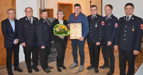 Konrad Spreitzer wurde für seine Verdienste um die FFW Obertrübenbach zum Ehrenkommandanten ernannt. Die Feuerwehrführung und Bürgermeister Franz Reichold gratulierten dem Würdenträger. Konrad Spreitzer wurde für seine Verdienste um die FFW Obertrübenbach zum Ehrenkommandanten ernannt. Die Feuerwehrführung und Bürgermeister Franz Reichold gratulierten dem Würdenträger.
