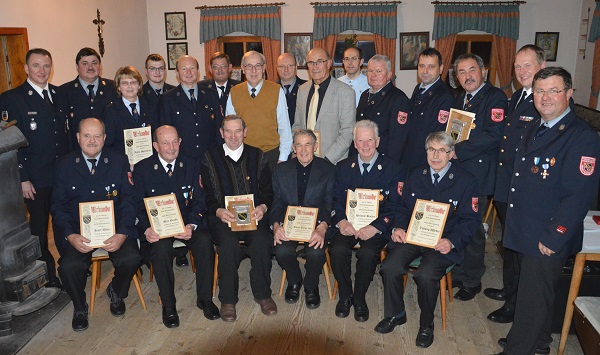 Bild 2: Geehrte wurden zahlreiche Mitglieder der FFW Obertrübenbach für die über über Jahrzehnte andauernde Treue zur örtlichen freiwilligen Feuerwehr. Bild 2: Geehrte wurden zahlreiche Mitglieder der FFW Obertrübenbach für die über über Jahrzehnte andauernde Treue zur örtlichen freiwilligen Feuerwehr.