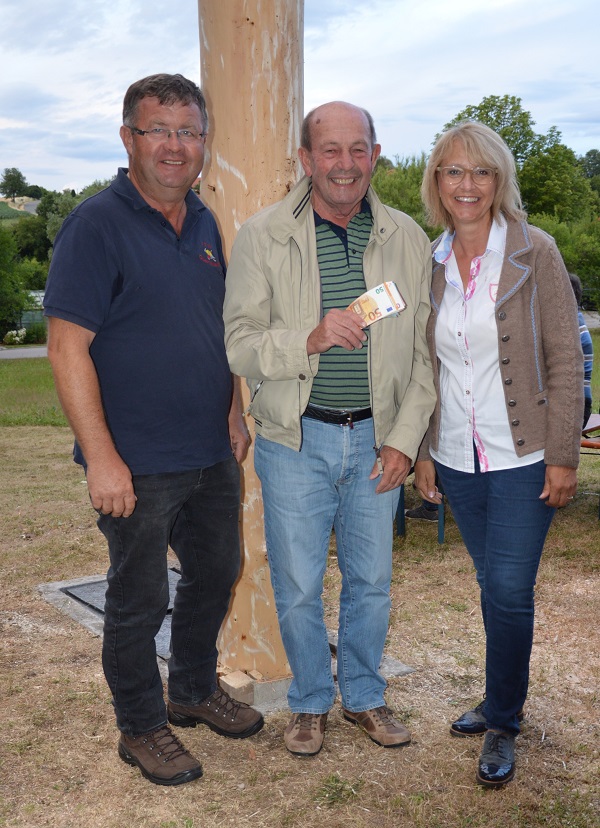 Vorstand Erwin Schegerer von der FFW Obertrübenbach und Vorsitzende Anette Muhr des SV Obertrübenbach überreichten an Kirchenpfleger Max Graßl den Erlös aus der Kirtabaumversteigerung zum Jubiläum der Filialkirche St. Peter und Paul.