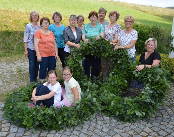 Die Feuerwehrdamen hatten das Binden der Kirtakränze übernommen. Die Feuerwehrdamen hatten das Binden der Kirtakränze übernommen.