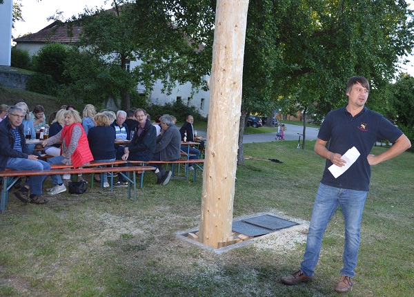 Vorstand Daniel Wengler bedankte sich im Namen der FFW Obertrübenbach bei allen, die das Aufstellen des Kirtabaumes unterstützt haben. Vorstand Daniel Wengler bedankte sich im Namen der FFW Obertrübenbach bei allen, die das Aufstellen des Kirtabaumes unterstützt haben.
