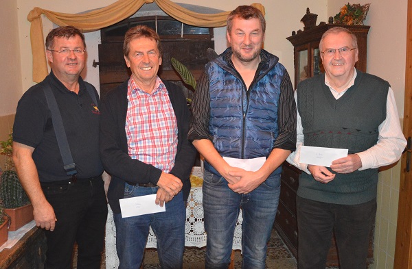 Vorstand Erwin Schegerer gratulierte den Gewinnern Walter Bräu, Ernst Bauer und Alfred Wittmann.