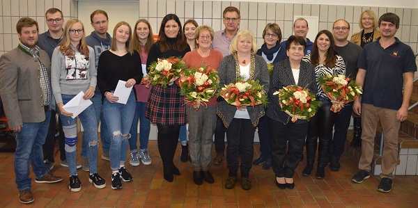 Die FFW Obertrübenbach bedankte sich während der Weihnachtsfeier bei allen ehrenamtlich Tätigen im Verein mit Geschenken. Die FFW Obertrübenbach bedankte sich während der Weihnachtsfeier bei allen ehrenamtlich Tätigen im Verein mit Geschenken.