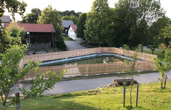 Bild 1: Nach gelungener Arbeitsmaße der FFW Obertrübenbach erfüllt der schmucke Zaun wieder die Anforderungen zu Sicherung des Löschweihers. Bild 1: Nach gelungener Arbeitsmaße der FFW Obertrübenbach erfüllt der schmucke Zaun wieder die Anforderungen zu Sicherung des Löschweihers.
